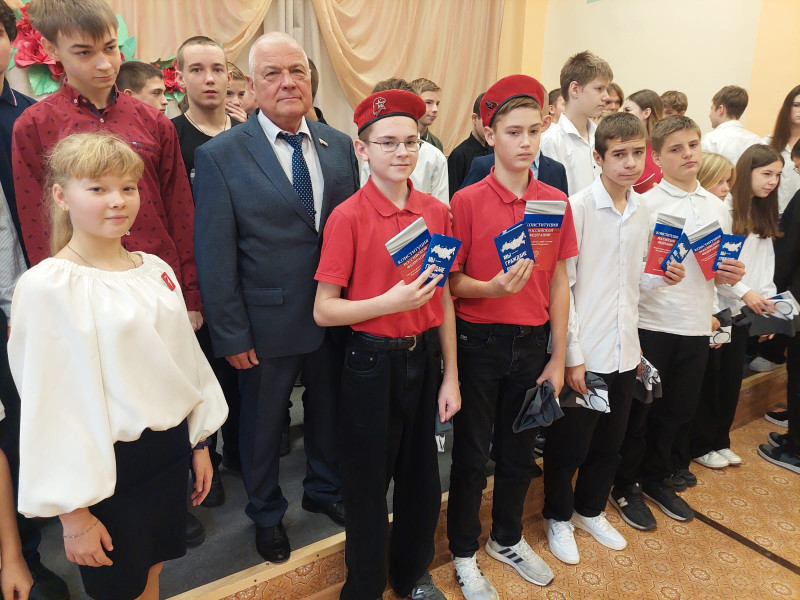 Владимир Тарасов вручил паспорта активистам Движения Первых