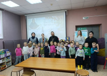 На территории ТОС № 16 поселка Мостоотряд прошел познавательный час «Под Покровом Богородицы» в библиотеке имени Радищева