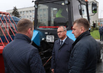 «Работники дорожного хозяйства выполняют важную социальную миссию: они не просто строят и содержат дороги, но и соединяют людей, делая их жизнь удобнее», -  Евгений Чинцов