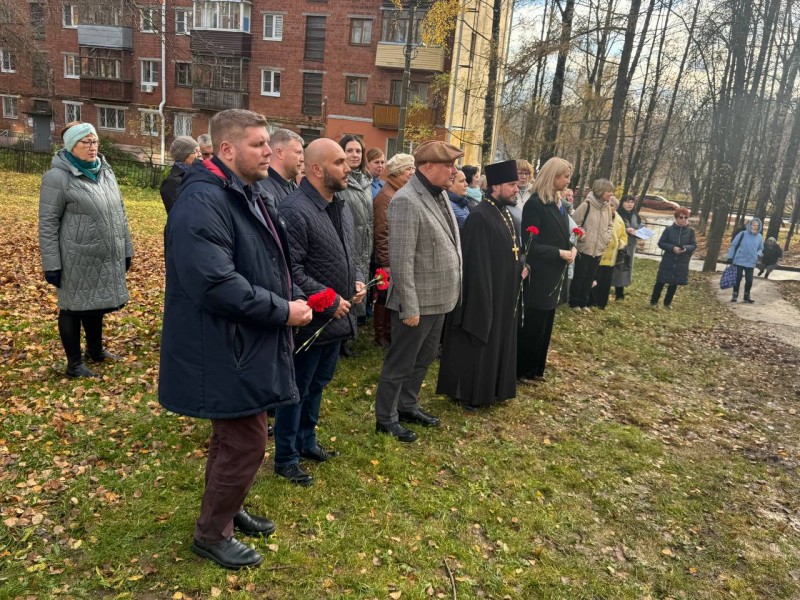 Депутаты городской Думы открыли в Приокском районе памятник учителям, трудившимся в годы Великой Отечественной войны