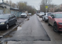 Александр Петров помог отремонтировать дорогу на улице Львовской