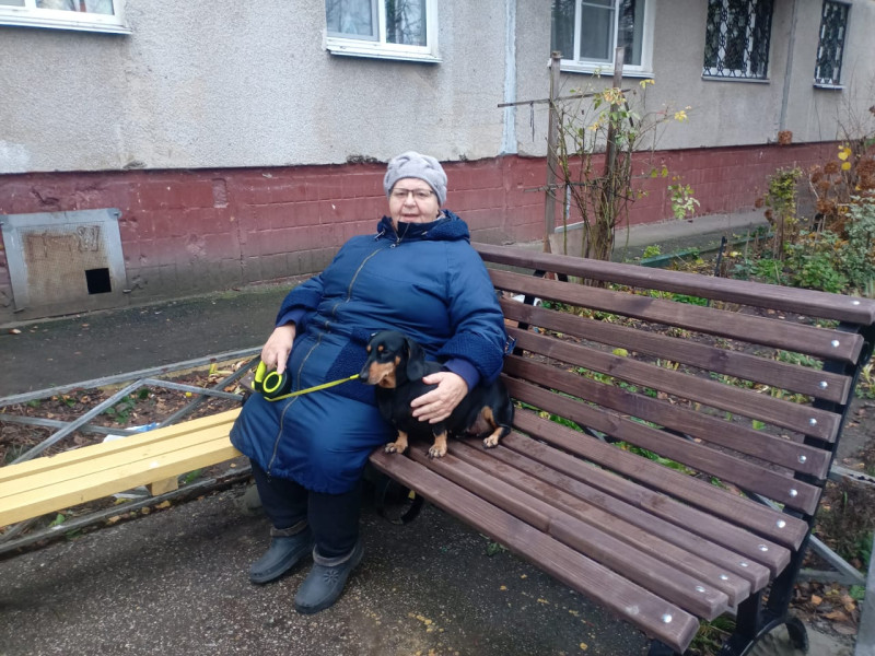 Ольга Балакина помогла установить новую лавочку  во дворе дома по улице Верхне-Печерской