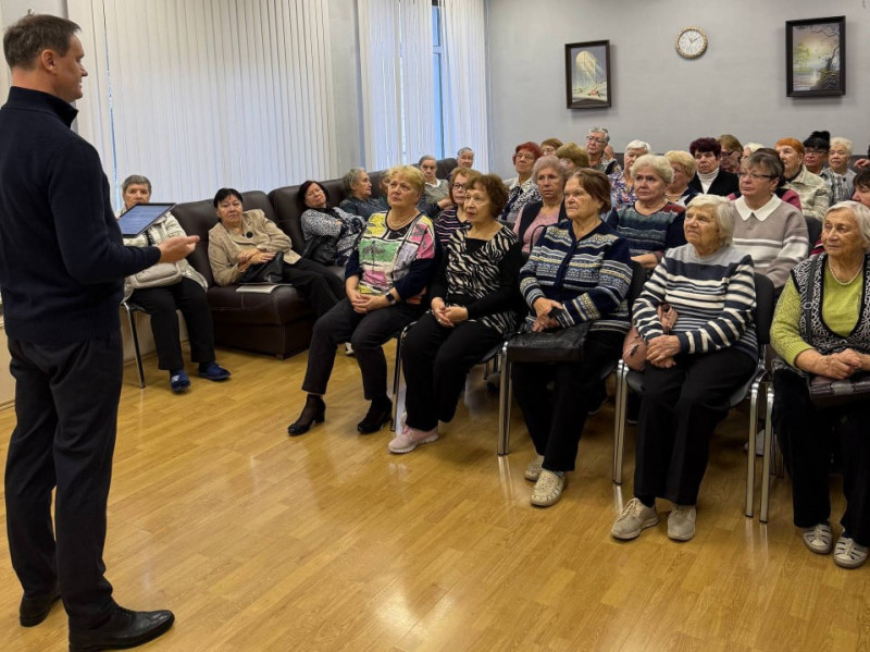 Игорь Теленков встретился с представителями серебряного возраста Московского района