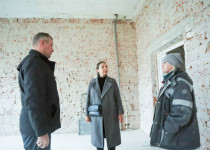 Оксана Смолина проконтролировала ход капитального ремонта корпуса школы №123 на улице Гвоздильной