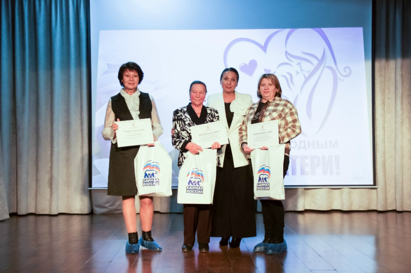 Депутаты городской Думы поздравили женщин Ленинского района  с Днем матери