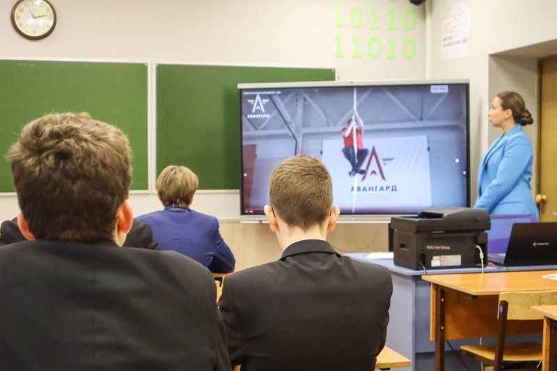 Оксана Смолина вместе со школьниками округа №10 приняла участие в военно-патриотическом диктанте