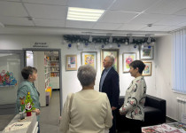 Михаил Рыхтик подарил Центру семейного чтения библиотеки № 8 термопот