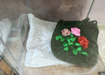 Тепло души и рук: в библиотеке им. Радищева открылась выставка работ кружка «Рукодельницы»