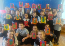 Юные жители микрорайона «Доскино» поздравляют с Новым годом