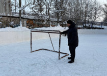 Владимир Поддымников-Гордеев проверил состояние ледовой площадки