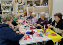 Мастер-класс по созданию брошей из атласных лент прошел в ТОС № 1