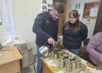 Иван Корниенко организовал мастер-класс по изготовлению окопных свечей для бойцов СВО