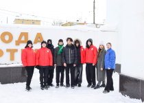 Оксана Смолина организовала очистку от снега мемориала «Подвиг народа бессмертен»