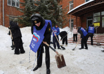 Светлана Досаева организовала «Снежный десант» для очистки подходов к поликлинике № 21