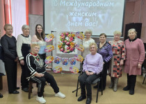 Праздник весны и женственности для активистов ТОС №3 и ТОС №10 «Мончегорский» в библиотеке им. А.С. Макаренко