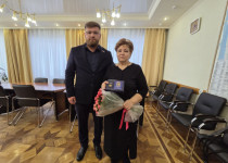 Иван Корниенко вручил медаль «Мать солдата», учрежденную ЛДПР, нижегородке Марине Максимовой