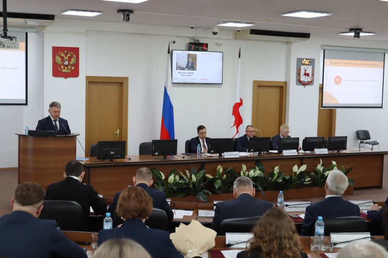 «Дополнительные средства направляются на приоритетные для Нижнего Новгорода сферы – дороги, благоустройство, расселение аварийного жилья», - Евгений Чинцов