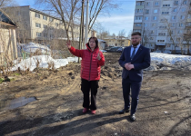 Иван Корниенко провел объезд внутридворовой территории на улице Норвежской после обращения жителей