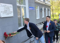 Депутаты городской Думы вместе с жителями Автозаводского района возложили цветы к Знаку Воинской славы