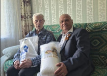 Владимир Тарасов поздравил ветерана Великой Отечественной войны