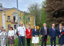 Юлия Мантурова и Юрий Ерофеев возложили цветы к Мемориалу Славы на улице Чаадаева в память о погибших в ВОВ