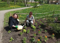 Светлана Досаева провела субботник в сквере «Красная горка»