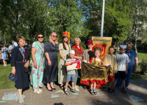 Юлия Мантурова помогла организовать фестиваль  «Солнце улыбается нашему двору»