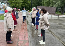 В сквере по адресу Мончегорская, 32а, в честь Дня соседей состоялась яркая спортивно-игровая программа.