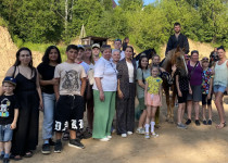 При поддержке Татьяны Дружининой семьи участников СВО посетили конное шоу «Джигитовка для СВОих»