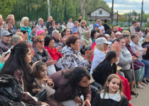 «Музыка во дворах»: в сквере на Мончегорской прошёл концерт для жителей ТОС№ 10 «Мончегорский»