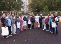 Светлана Досаева вручила спортивную форму участникам клуба «Бодрость»