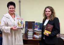 Светлана Досаева пополнила фонд библиотеки им. А.П. Чехова новыми книгами